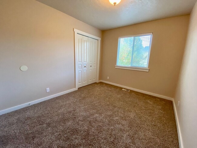 Building Photo - Lovely 4 Bedroom (+ Large bonus room) in B...
