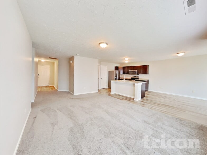 Building Photo - 1806 12 Oaks Dr