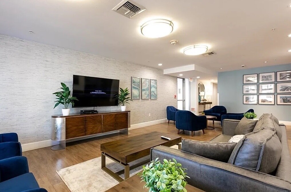 Building Photo - 388 E Ocean Blvd