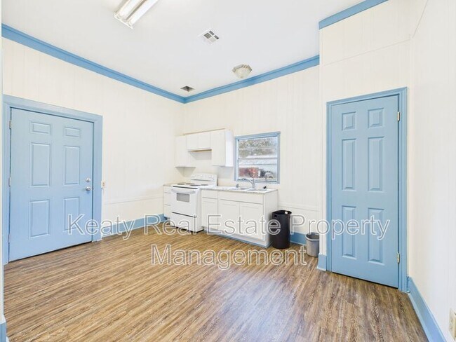Building Photo - 405 E Convent St