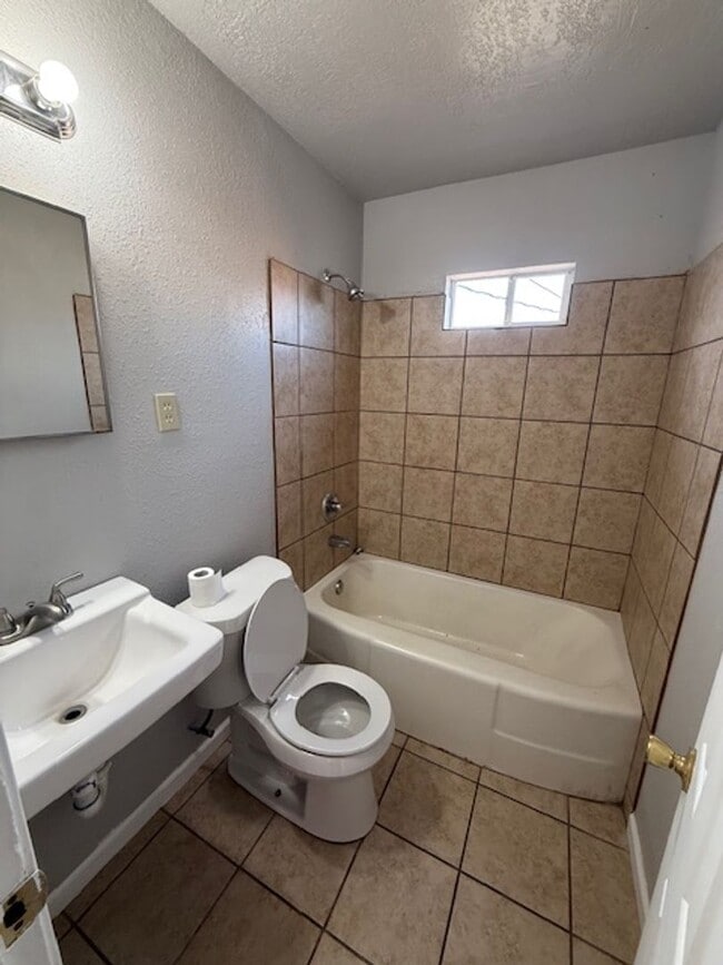 Building Photo - Super cute Home!