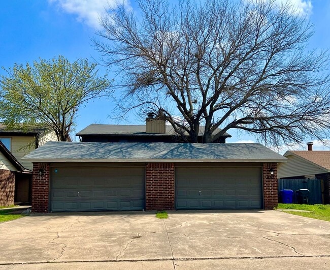 Building Photo - Norman Duplex- Bright and Modern!