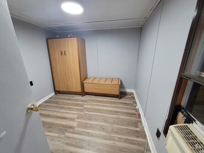 Building Photo - 112 Kenny St