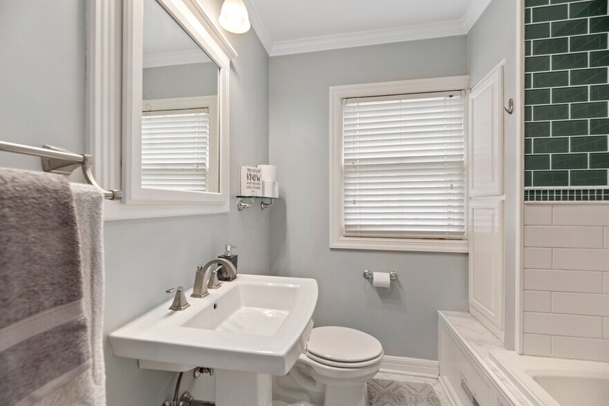 Building Photo - 425 N Bluff Ave