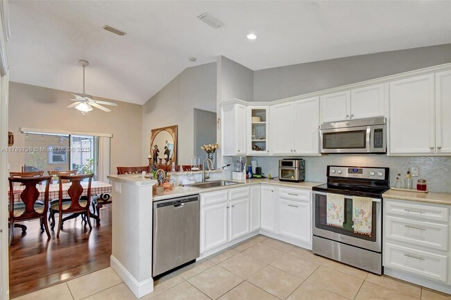 Building Photo - 303 E Riverbend Dr