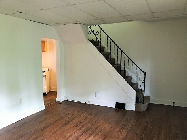 Building Photo - LARGE, RECENTLY UPDATED HOME AVAILABLE FOR AUGUST!