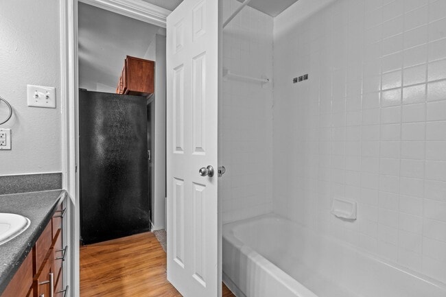 Building Photo - Awesome Huge 1 BD with Garage -  Dog Park - Resort Pool - One Month Free Rent - $1195