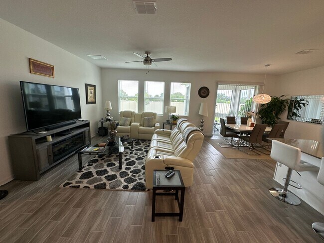 Building Photo - Beautiful 4 bedroom, 2 bathroom home near ...