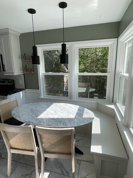 Kitchen nook & table - to stay in house permanently - 6603 34th Ave N