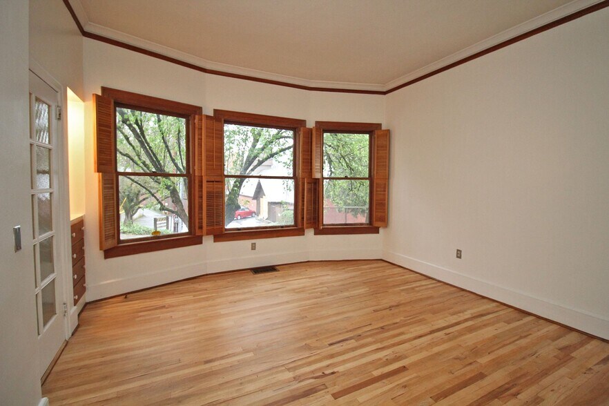 Building Photo - 1820 SW Main St