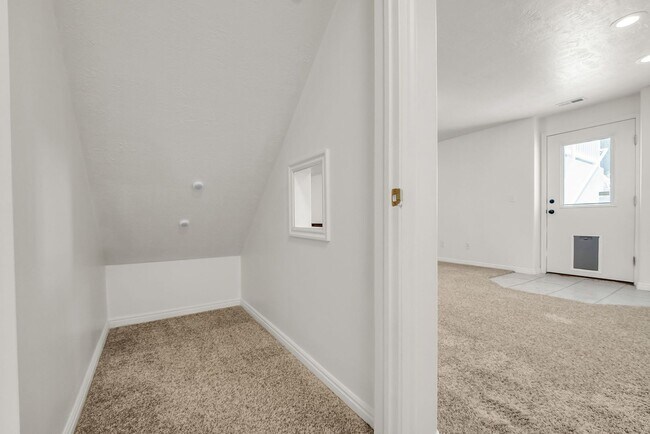 Building Photo - Spacious 7 Bed Kaysville Home with Two Kitchens