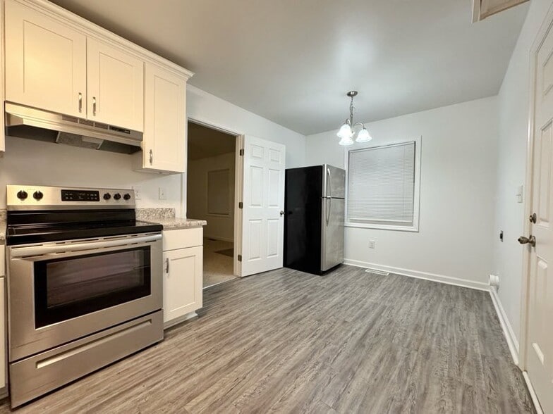 Building Photo - 613 W 4th Ave