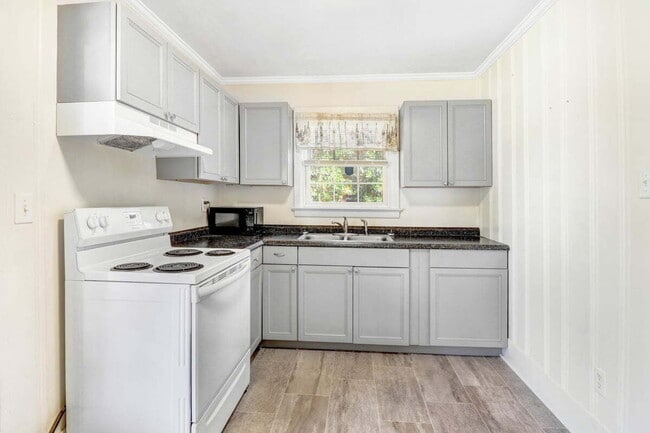 Building Photo - **RENOVATED** 2 BR 1 BA HOME IN GOLDSBORO- close to SJAFB!