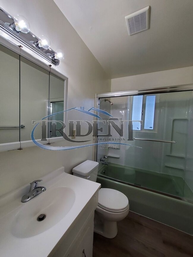 Building Photo - Cute 3 bedroom, 1 ½ bath house