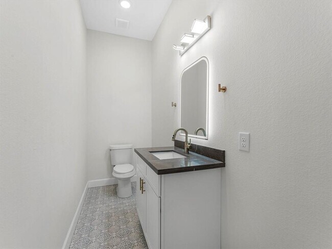 Building Photo - 603 N Milby St