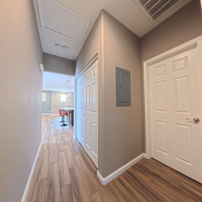 Building Photo - Stylish 2 bedroom 2 bathroom 1 Attached Car Garage at Tripoly South