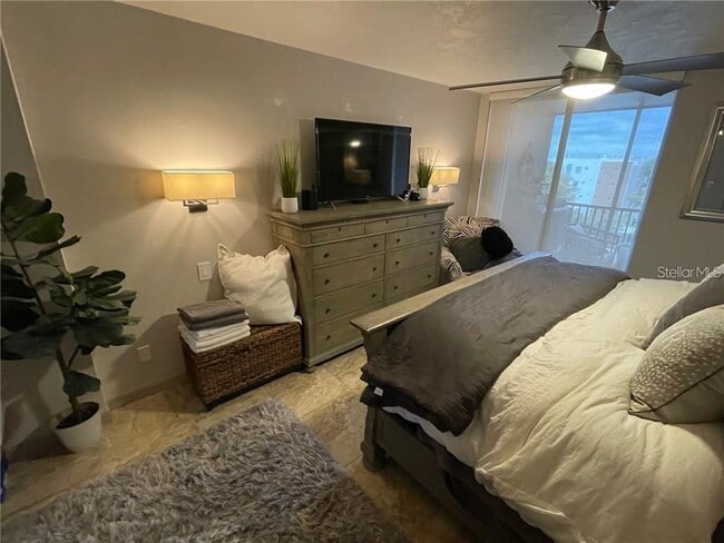 Building Photo - TURNKEY FURNISHED WATERFRONT RENTAL – Live the Island Life on Siesta Key