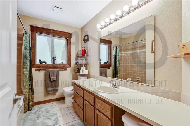 Building Photo - Spacious South Hill Rancher