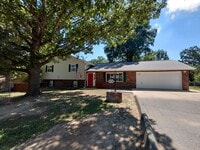 Building Photo - Single Family Home!