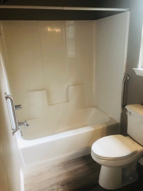 master bath - 212 Omaha St