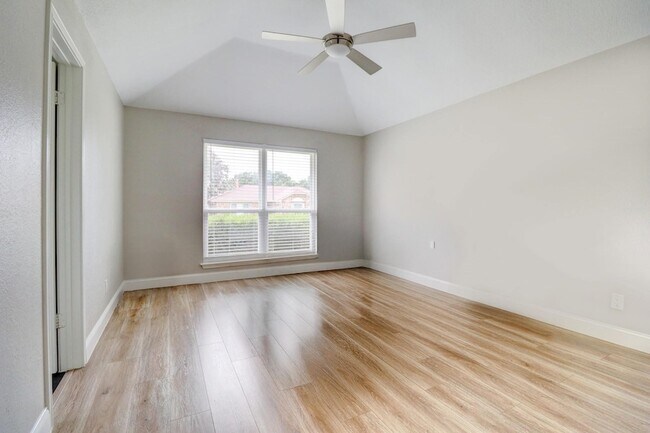 Building Photo - 1321 Clover Dr