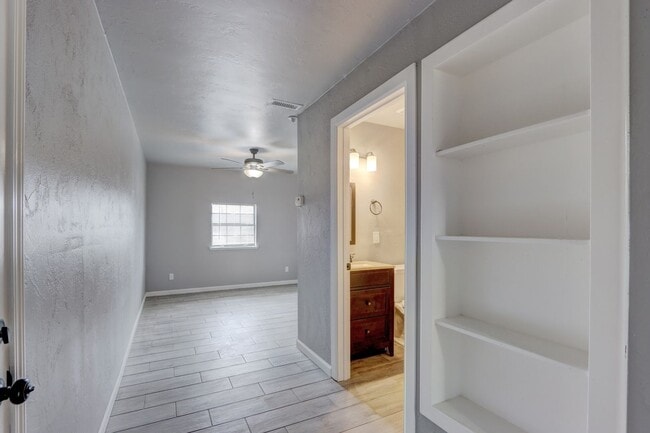 Building Photo - This Cute and Cozy 4 Bed, 2 Bath Home is Available now!!