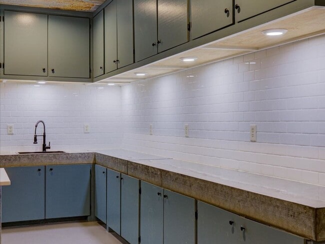 Building Photo - Studio. PROMO $400.OFF FULL MONTHS RENT! . Utilities included!!!