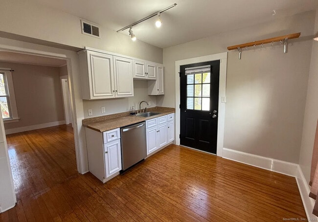 Building Photo - 1752 Farmington Ave