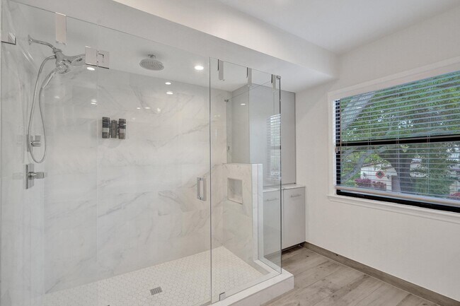 Building Photo - Southeast 1st Street, Fort Lauderdale, FL 33301 - 3 BR 2 BA single-family home
