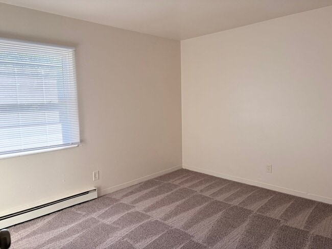Building Photo - Large 2 bedroom apartment with washer/drye...