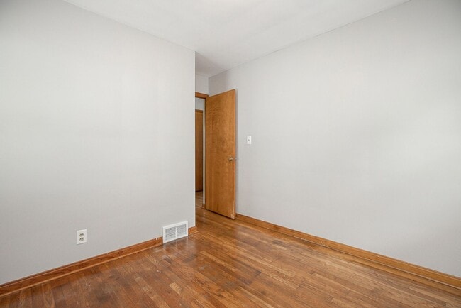 Building Photo - 3 Bedroom/1 bath Single House Maple Hts!!