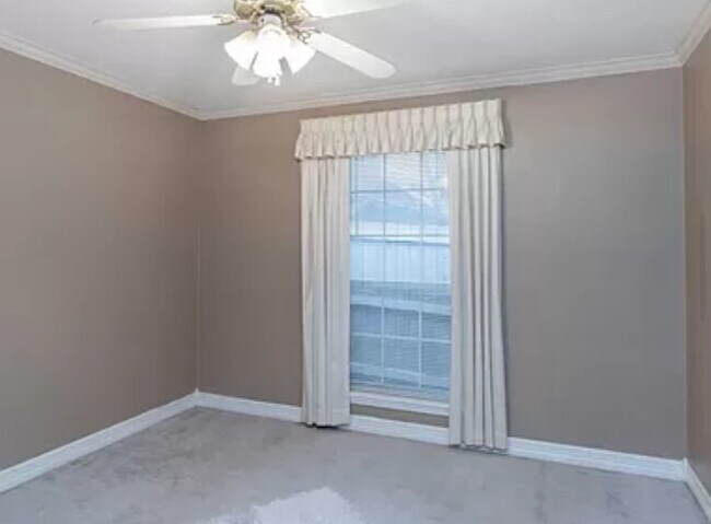 Building Photo - 815 Montreal Dr