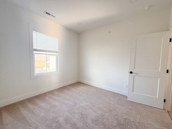 Building Photo - Spacious 4-Bedroom Townhome at Highbury + Summer Special