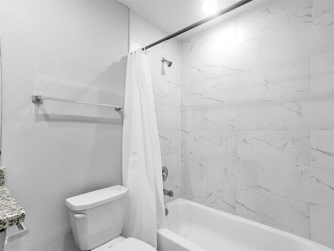 Building Photo - 8217 Crestview Dr