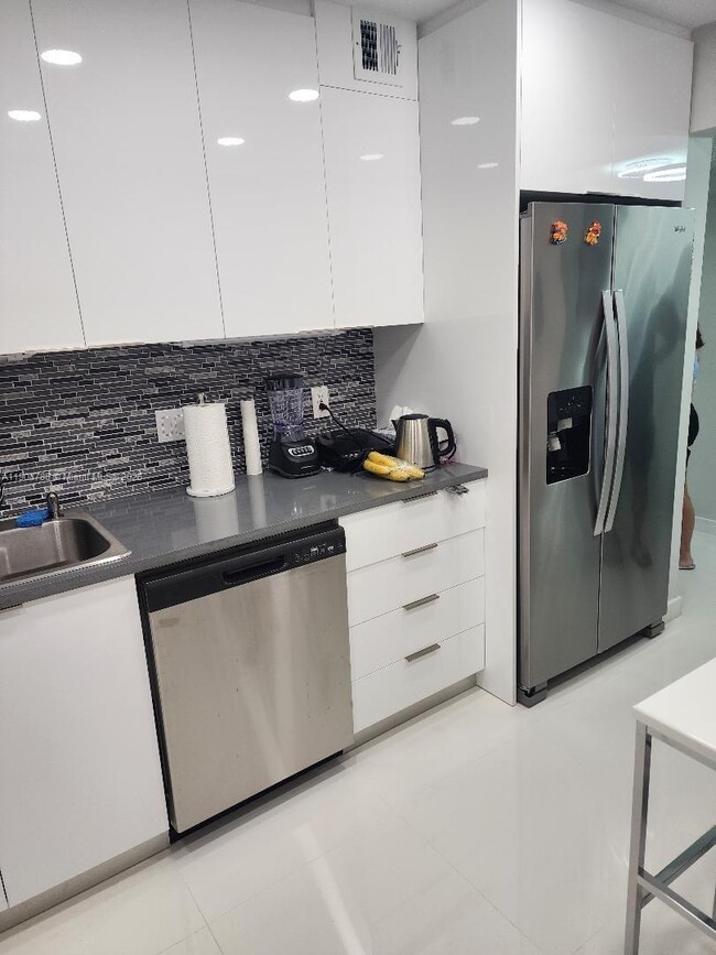 Building Photo - 1890 S Ocean Dr