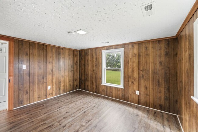 Building Photo - 1457 Caledon Rd