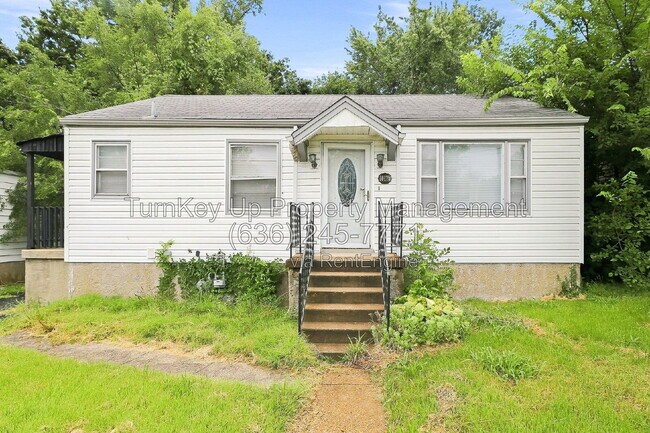 Building Photo - 10175 Cloverdale Dr