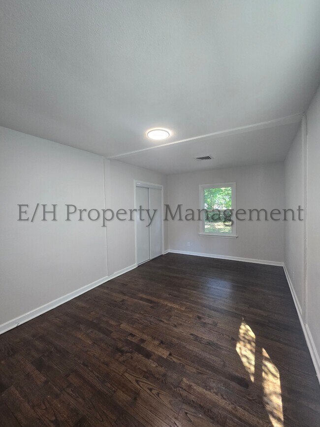 Building Photo - 828 S Pershing St