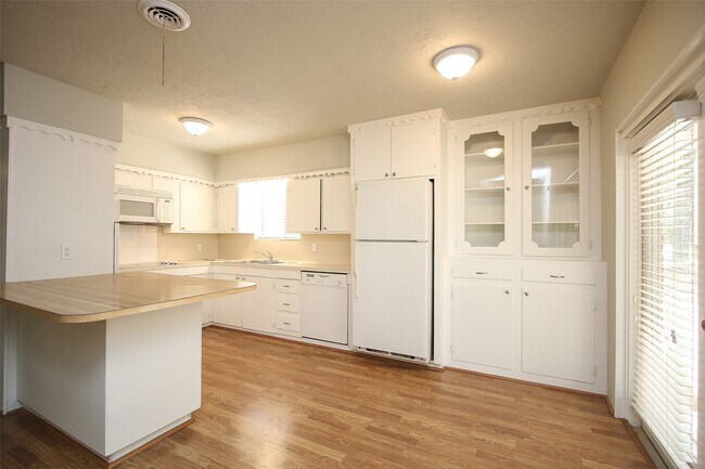 Building Photo - 30115 Misty Meadow Dr