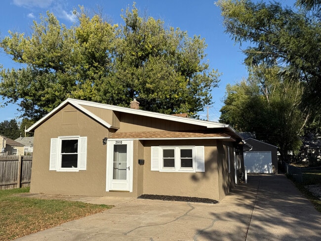 Building Photo - 2910 S Summit Ave