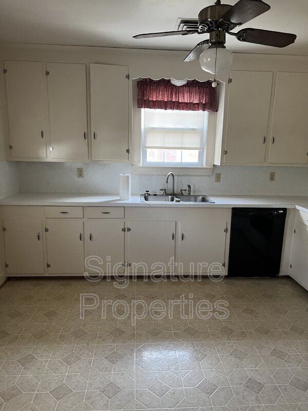 Building Photo - 1306 Oakwood St