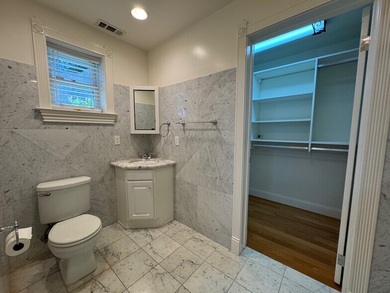 Building Photo - 2112 Santa Clara Ave