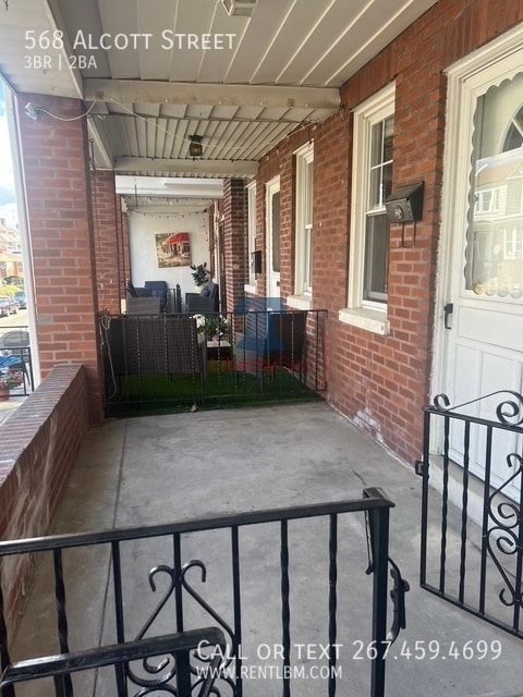 Building Photo - 568 Alcott St