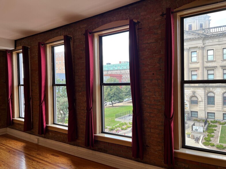 Building Photo - 108 W Washington St