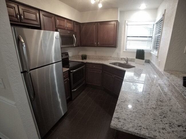 Building Photo - Beautiful Remodeled Winter Park 2/2 Condo for Rent in Front of Full Sail.