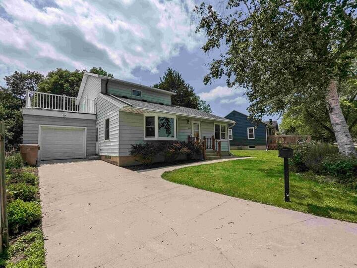 Primary Photo - 3841 Ridgeway Ave