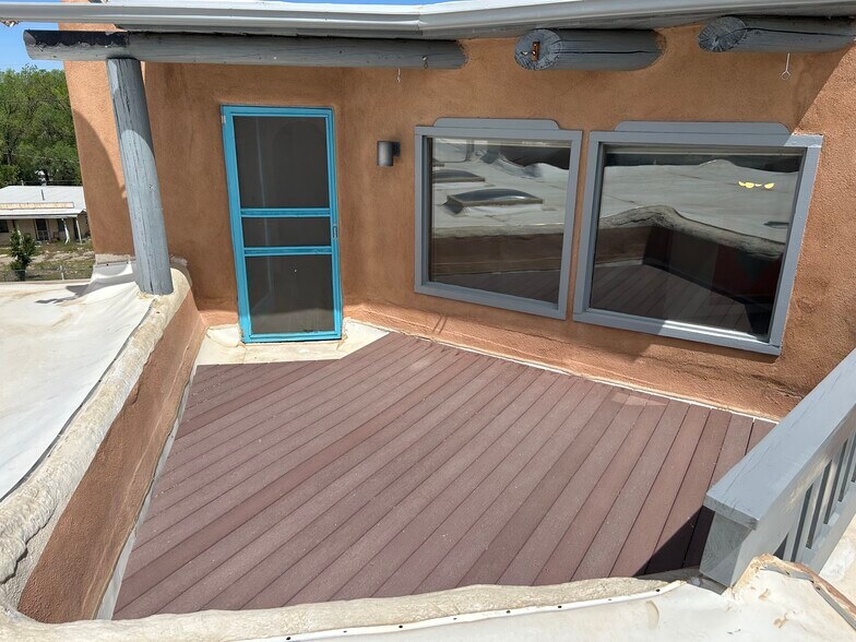 upstairs outdoor space - 307 Valverde St