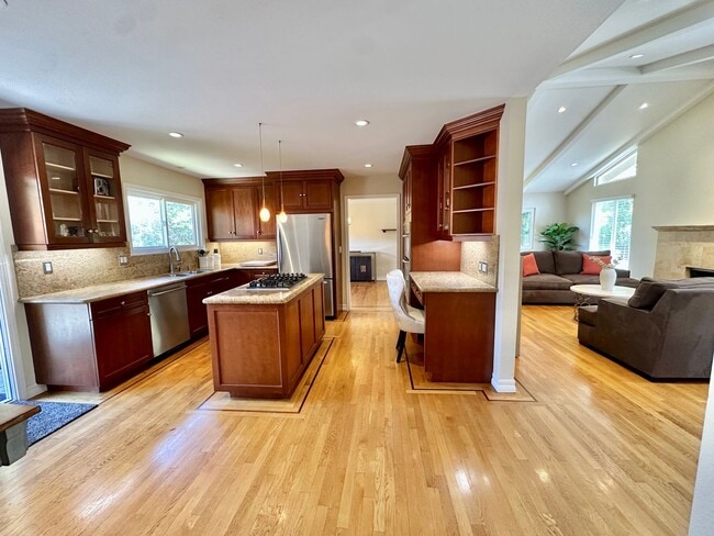 Building Photo - Beautiful San Rafael Home