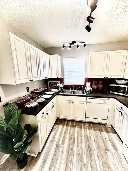 Building Photo - 317 Jaybird Ln