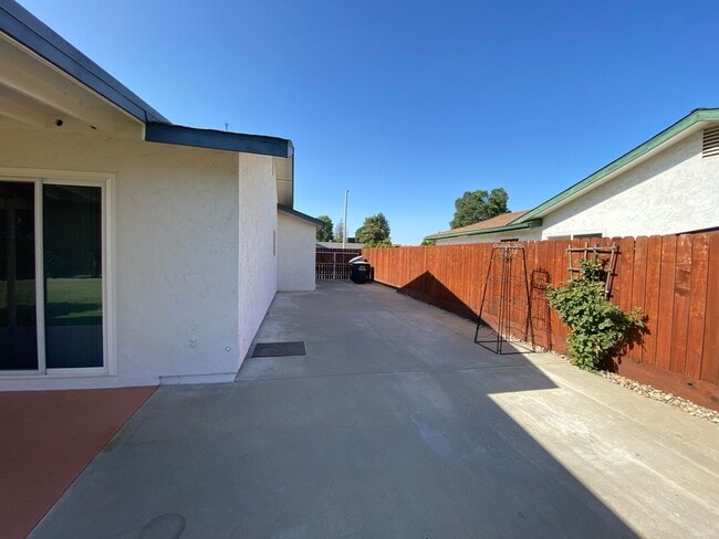 Building Photo - Beautiful Home for rent in Visalia, Ca
